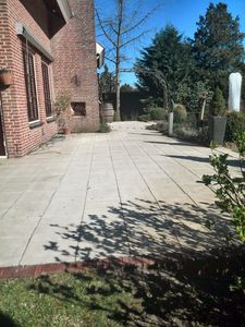 Bestrating bij een woning in Rozendaal geïmpregneerd tegen vervuiling, met name tegen algen 